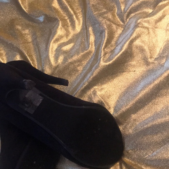 A pair of unique dress shoes - Picture 3 of 4